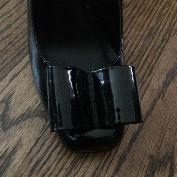 NWT Elizabeth & James Black Patent Bow Pumps - Picture 4 of 6